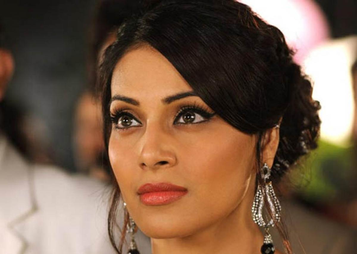 Bipasha Basu suffers face burns